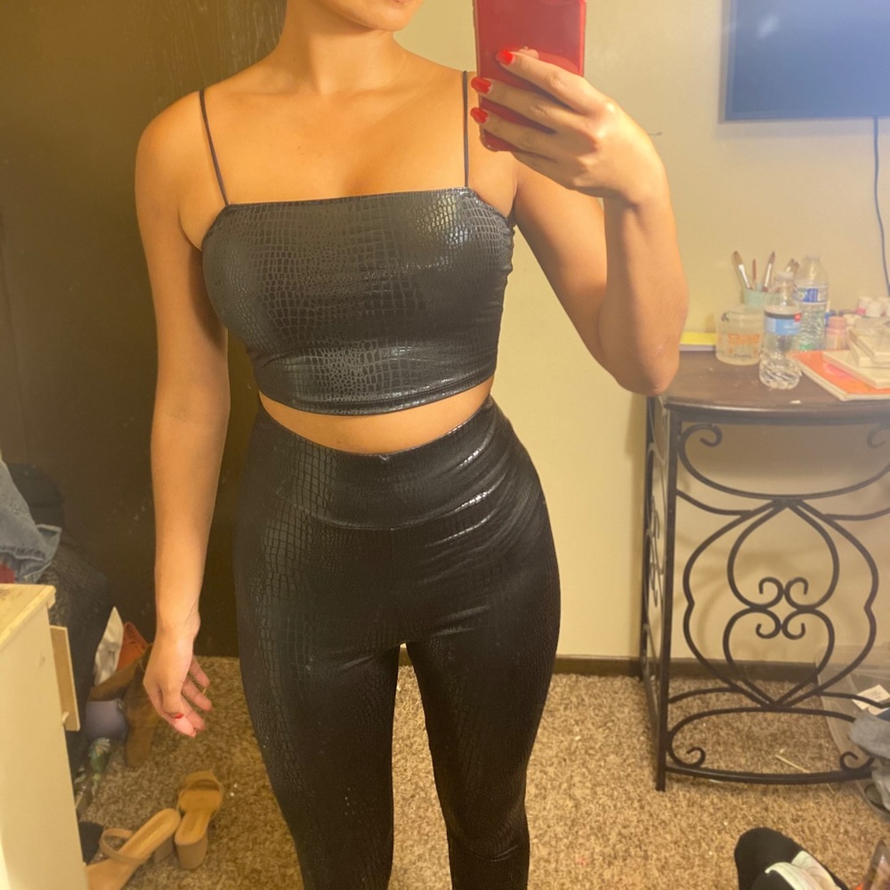 Two piece set - Picture 2 of 4